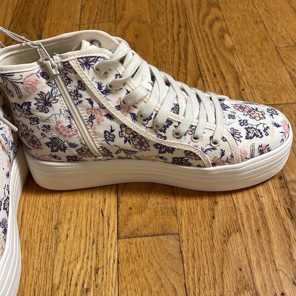 NWT Women’s Thread Cassie (floral) Sneakers, size 8 - Picture 3 of 4